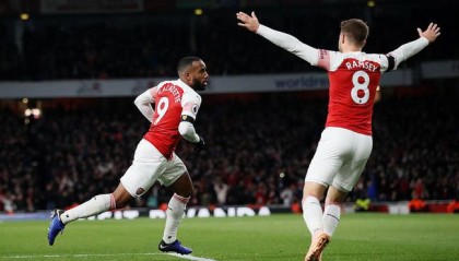  曼城逆转利物浦，登顶英超积分榜  