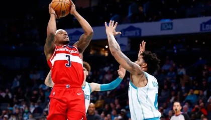  三球24+12黄蜂终结骑士连胜  