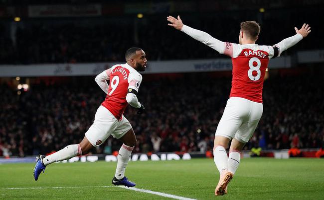  曼城逆转利物浦，登顶英超积分榜  